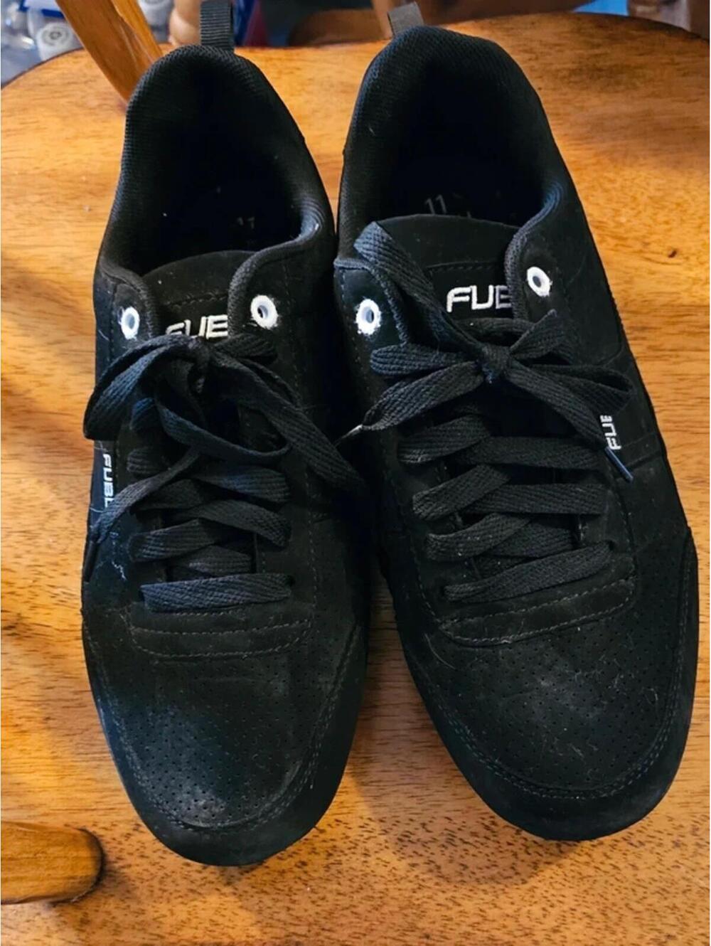 Mens fubu size 11 sneakers euc